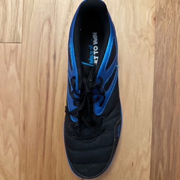 Men’s Adidas Sala - Black color - Shoe size 8 1/2 - Picture 2 of 5